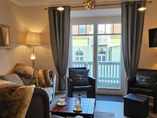 Wohnbereich und Balkon mit Seeblick